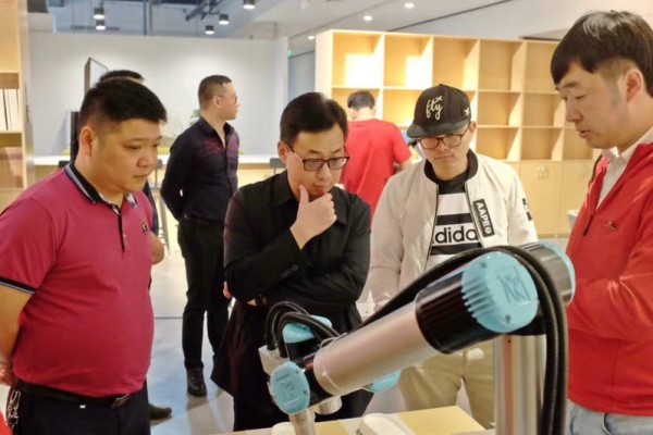 泉商创享空间  智能机器人交流会
